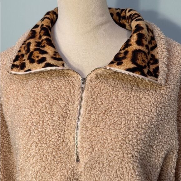 Umgee Sherpa animal print pullover sweatshirt Size M - Picture 5 of 8